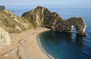 Durdle Door: Natural limestone arch