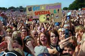 33 photos that tell the story of 2006 in Wales, which was somehow 20 years ago