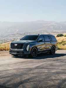 Aegean Stone Cadillac Escalade-V Rocks Black Contrasting 24-inch AL13 Wheels Flow+Technik FR66s