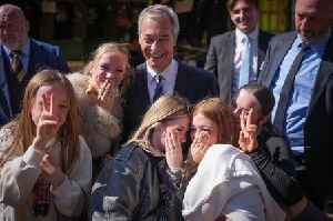 Reform UK leader Nigel Farage stuns shoppers in surprise visit to Midlands town