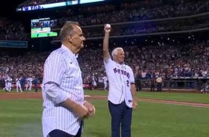 
					Joe Torre and Bobby Valentine throw first pitch of Mets vs. Yankees
				
