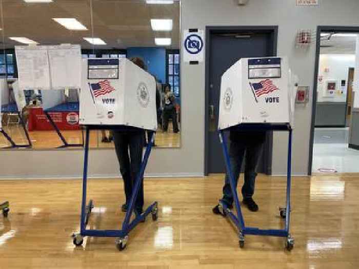 Early Voting Kicks Off In NYC With Voters Trickling In To Polls To Choose Next Mayor
