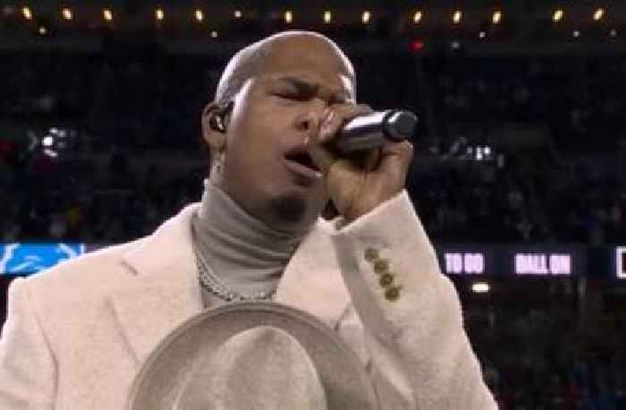 
					Ne-Yo sings the national anthem before Bears vs Lions
				