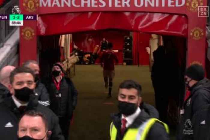 Man Utd fans think Cristiano Ronaldo hobbled off pitch because he 'needed a poo'