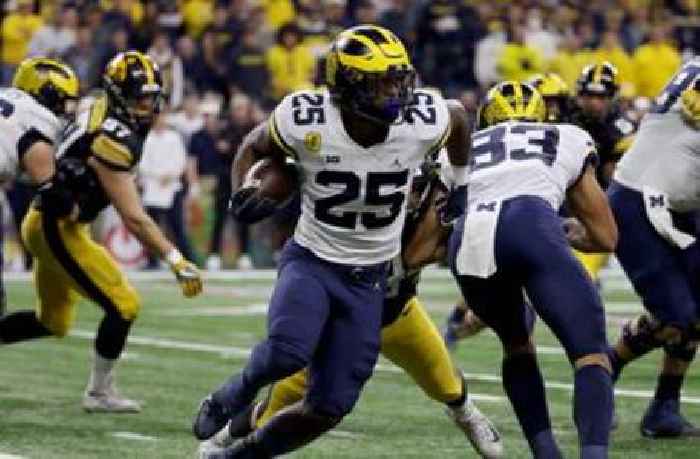 
					Hassan Haskins rushes for a four yard touchdown to extend Michigan’s lead over Iowa, 21-7
				