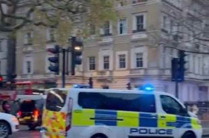 Massive police presence near Kensington Palace as 'three loud bangs' cause concern