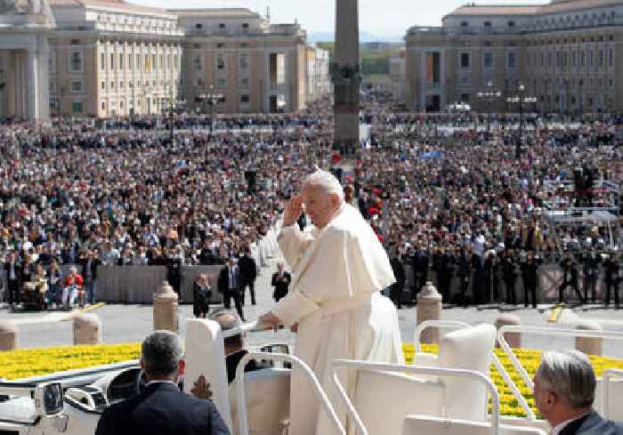 On 'Easter of war,' pope implicitly criticizes Russia over Ukraine