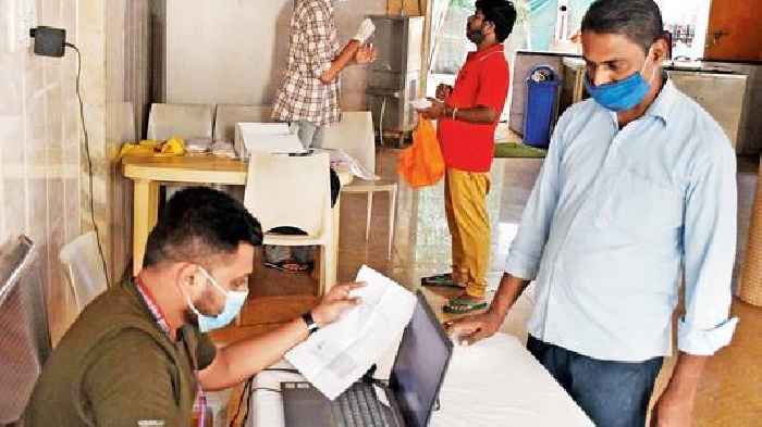 Mumbai: As Covid-19 cases rise, BMC plans screening of vendors again