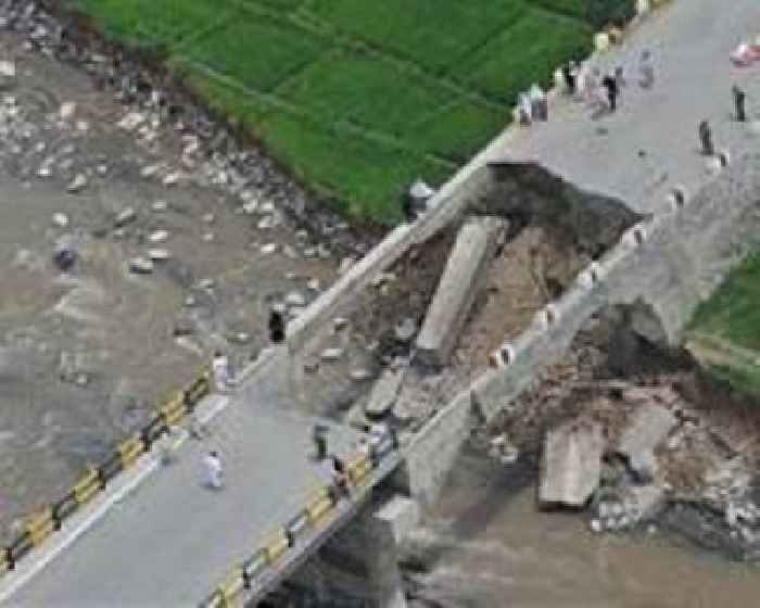 Flash flooding sweeps away Pakistan bridge