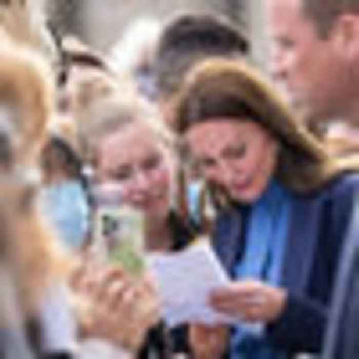 Kate Middleton cracks student's crossword puzzle during royal walkabout