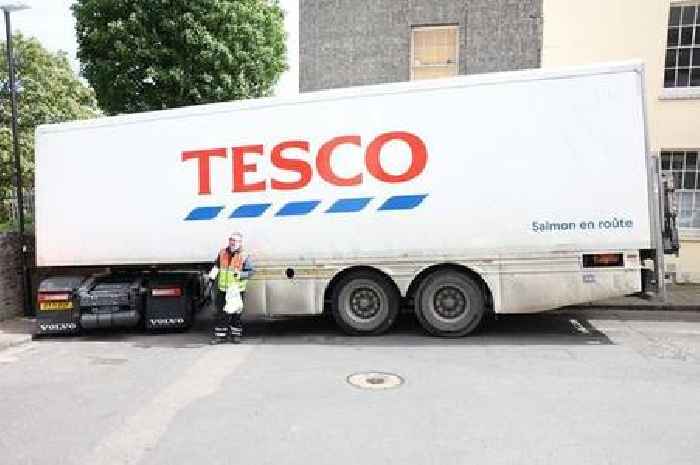 Tesco lorry gets stuck down tiny side street for 12 hours