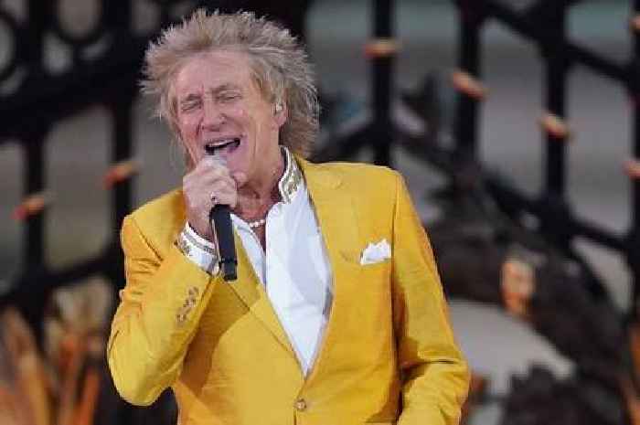 Rod Stewart baffles fans after 'karaoke' performance of Sweet Caroline at Platinum Party