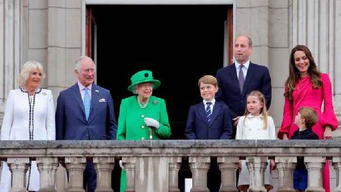 Queen appears on balcony at close of Platinum Jubilee celebrations
