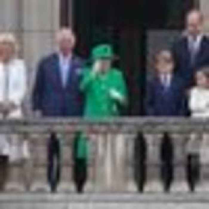 The Queen thrills crowds with second appearance on palace balcony during jubilee celebrations