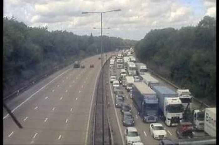 Live M25 traffic updates with motorway closed near Reigate due to overturned lorry