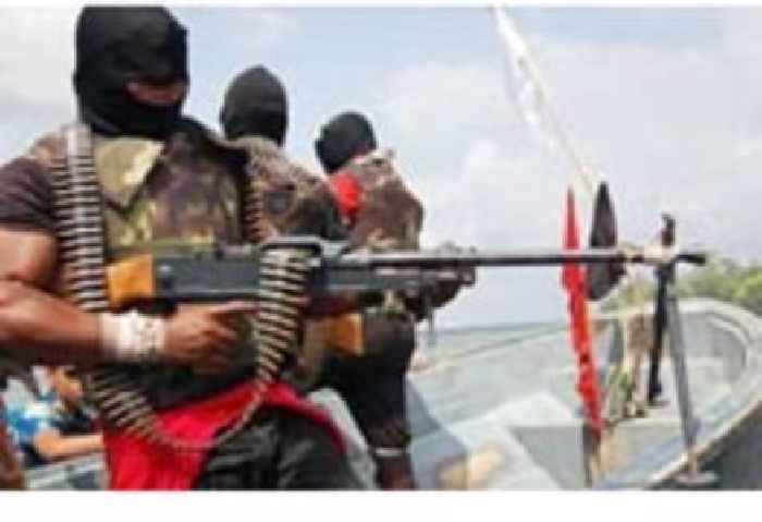 Suspected jihadists raid Nigeria prison, free hundreds