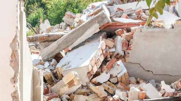 Wall of Thane school collapses;  no report of injuries, 5 vehicles damaged