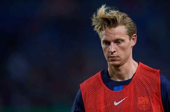 What was shouted at Frenkie de Jong upon arrival to Barcelona as Chelsea agreement 'very close'