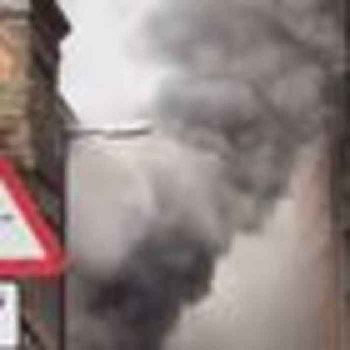 Large fire in railway arches severely disrupts trains at London Bridge