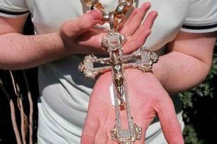 Owner of 'UK's biggest gold chain' wants Tyson Fury to buy his huge crucifix