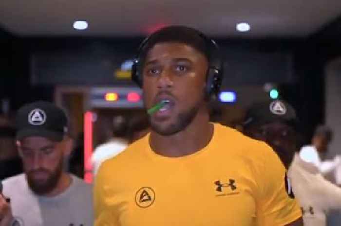 Fans spotted 'nervous' Anthony Joshua chewing mystery object before Oleksandr Usyk loss