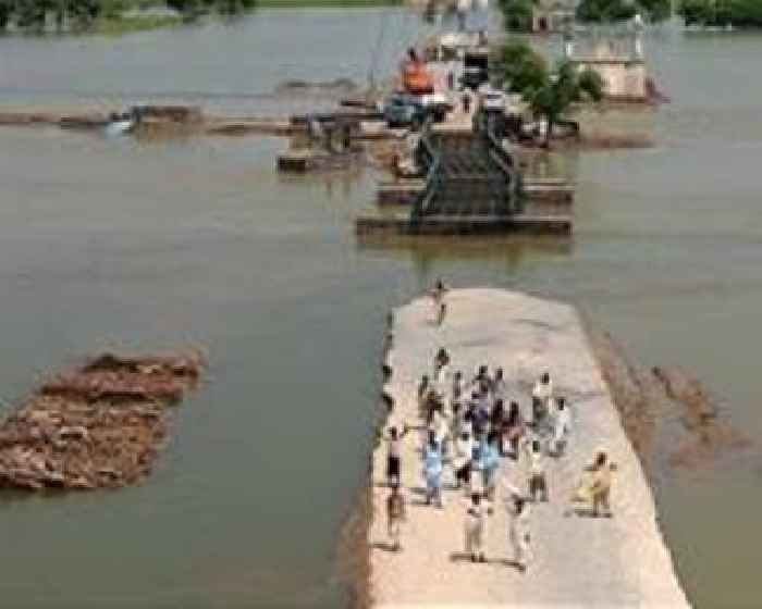 Pakistan's south braces for deluge from swollen northern rivers; toll tops 1,000