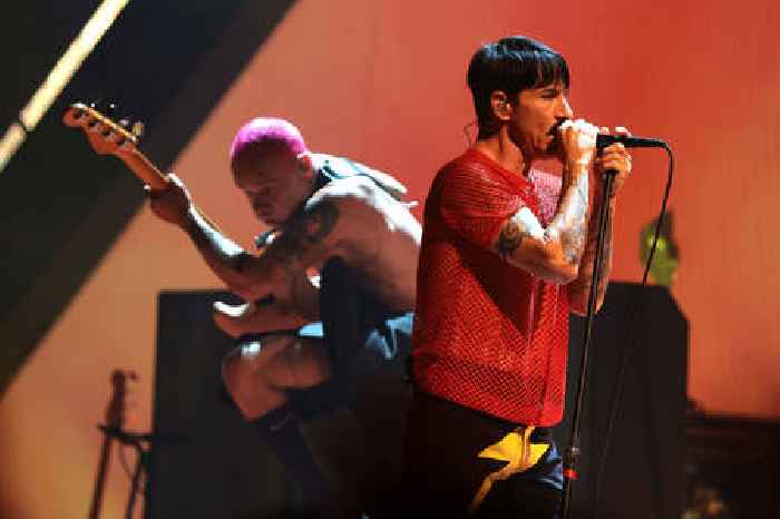 Watch Red Hot Chili Peppers Receive Global Icon Award At The VMAs