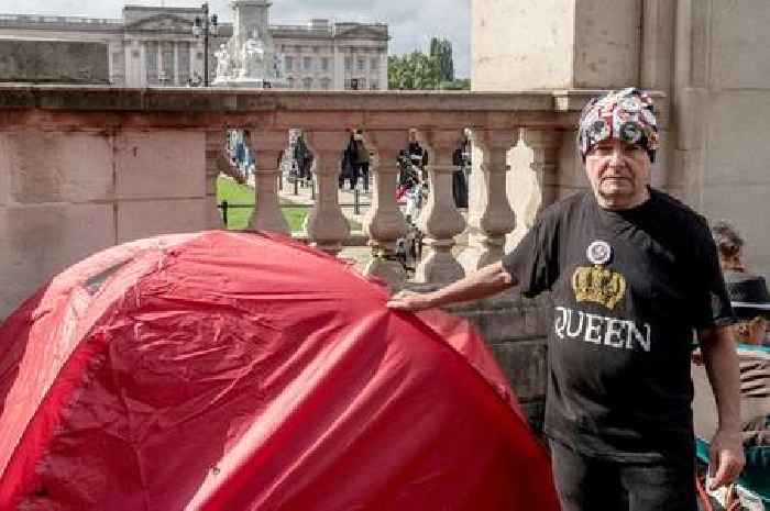 Royal super fan to camp for 10 days outside Buckingham Palace in tribute to Queen