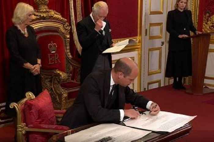 Prince William holds his pen very strangely and people who understand why are full of praise for it
