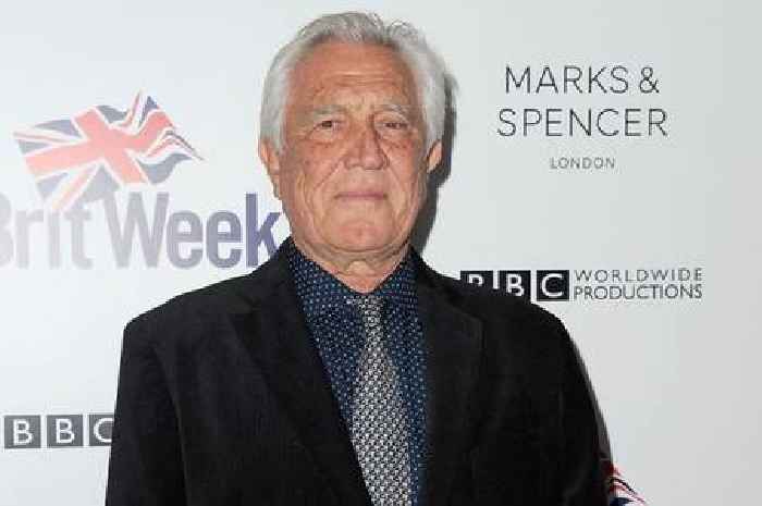James Bond star George Lazenby booed off stage as he 'belittles' Queen