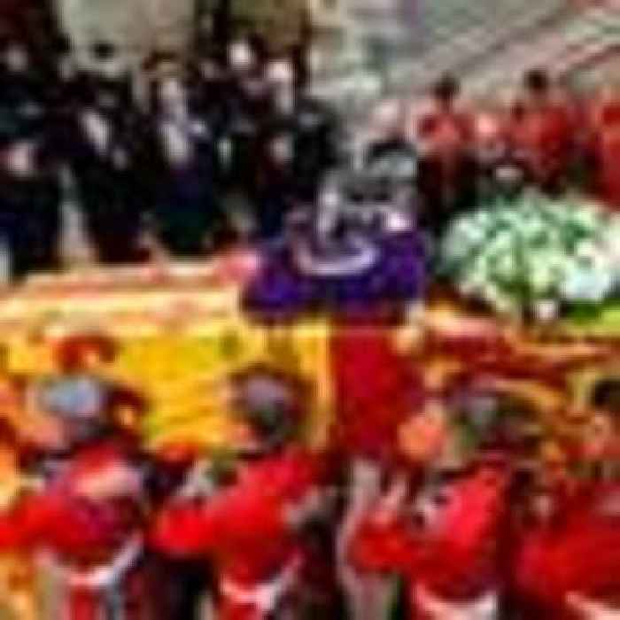 Queen Elizabeth death: Moment the world stopped and openly wept during Queen's procession