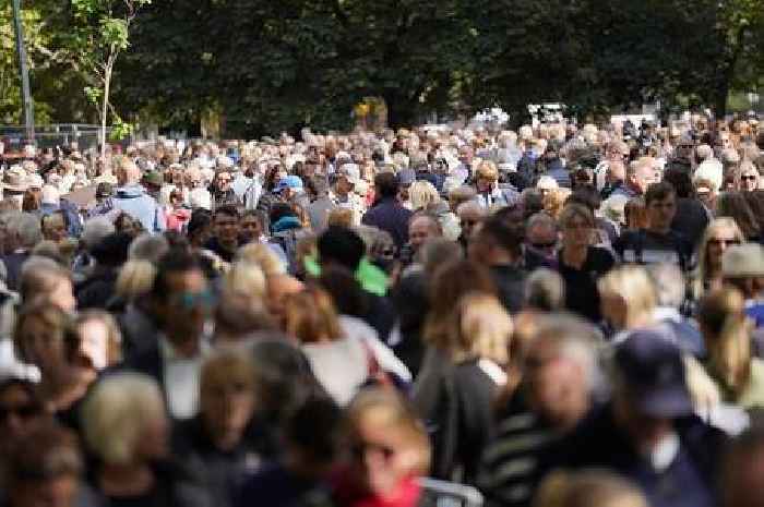 Queue to see Queen lying in state permanently closed as warning issued to mourners