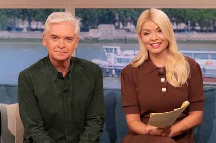 Holly Willoughby and Phillip Schofield 'desperate' to say sorry for 'queue jump' row