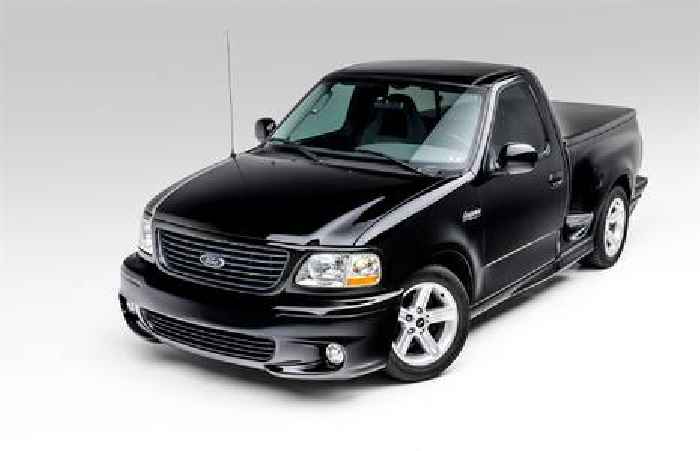 This 2004 Ford F-150 SVT Lightning Is Up for Grabs at No Reserve, It Could Be Yours