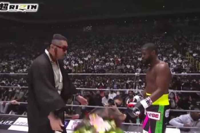 'Wannabe Samurai' hurls flowers at Floyd Mayweather before he KOs MMA star Mikuru Asakura