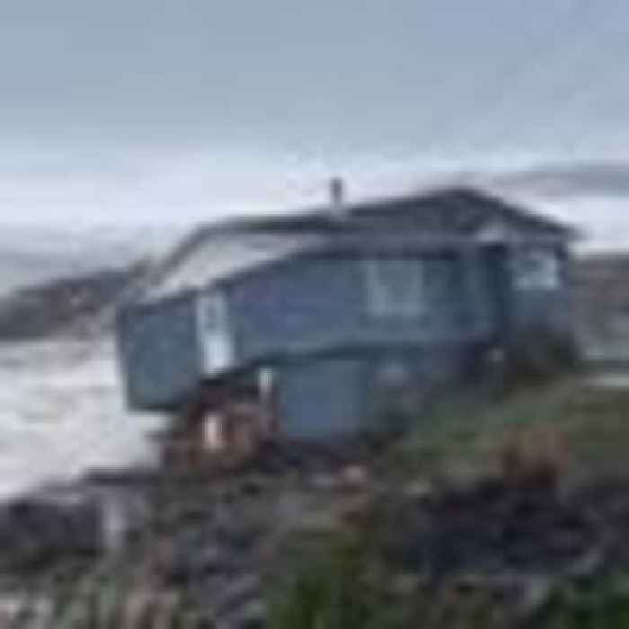 Canada cyclone: Fiona sweeps away houses, knocks out power