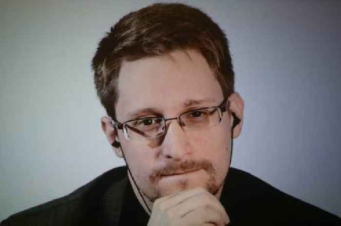 JUST IN: Putin Grants Russian Citizenship to NSA Whistleblower Edward Snowden