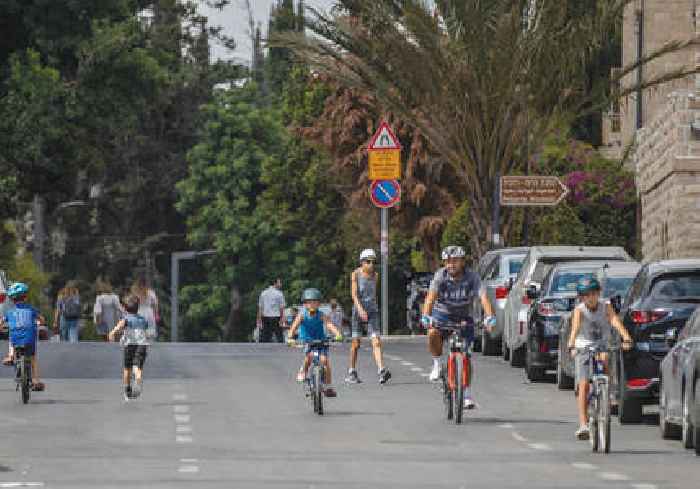 Yom Kippur: Taking to Israel's open roads on bicycles
