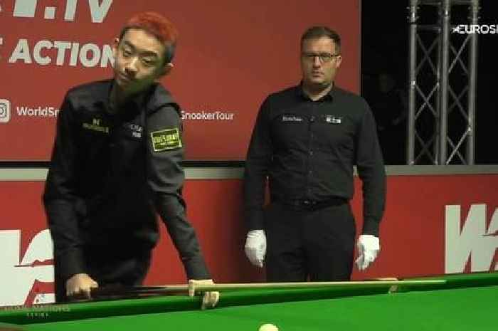 Snooker referee gives death stare to player who misses easy black to win the frame