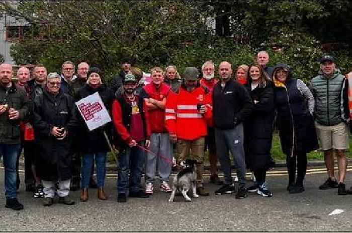 Hannah Bardell joins CWU picket line calling for fairer pay for postal workers