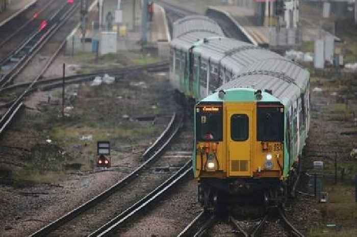 Gatwick train delays live: All lines blocked between East Croydon and airport due to broken down train in Salfords