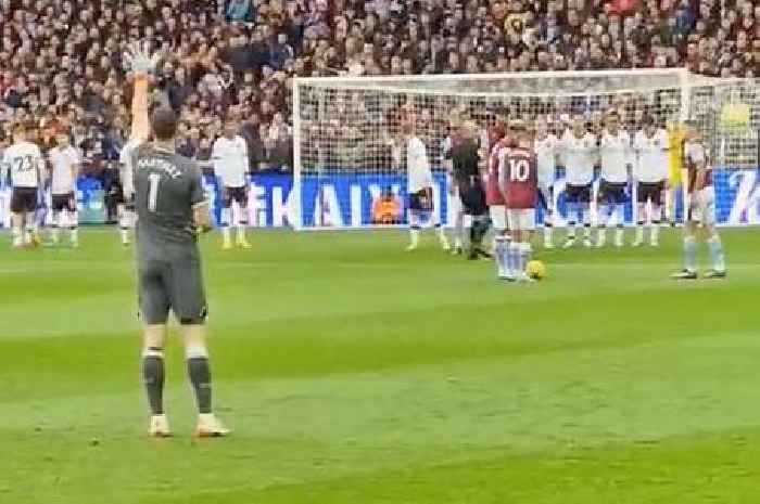 Fans spot Emiliano Martinez's '****house' move to distract David de Gea for Villa goal