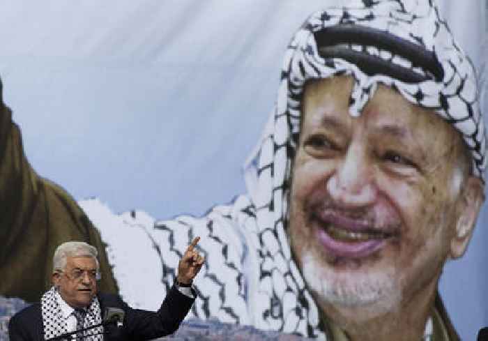 Yasser Arafat thought Mahmoud Abbas was plotting to get rid of him - leaks