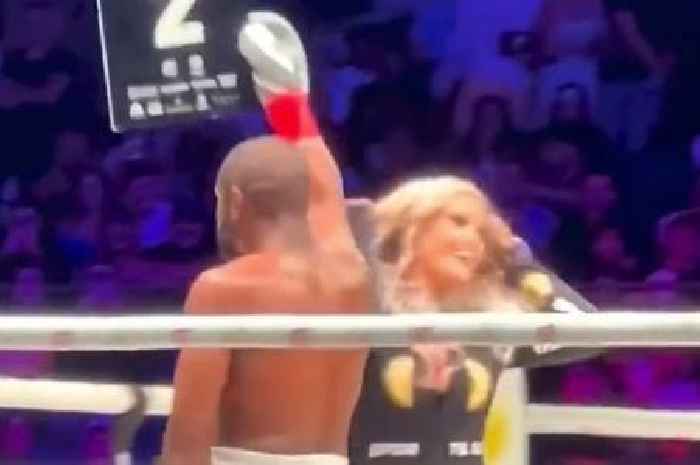 Floyd Mayweather takes ring girl's card and dances between rounds in Deji fight