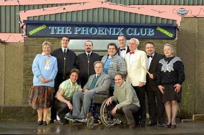 England squad go 'Phoenix Nights' as team serenaded by cabaret singer crooning Angels