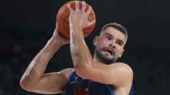 Basketball player Humphries comes out as gay