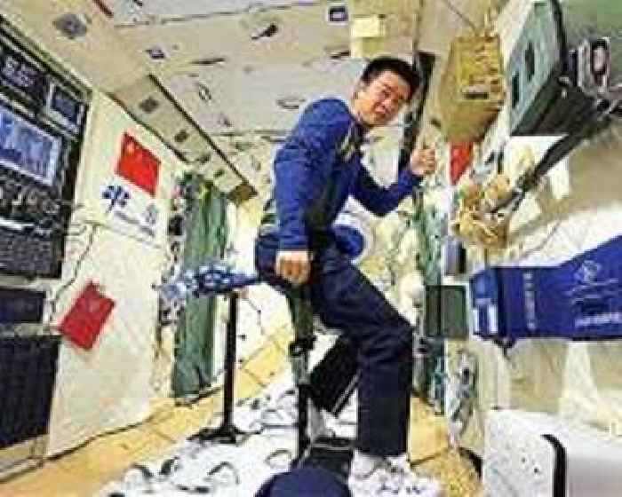 Chen Dong sets national record for longest time in space