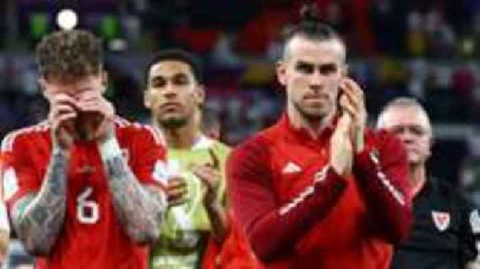 Bale vows to continue playing for Wales