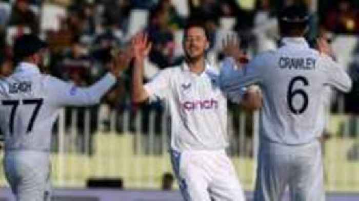 England look to bowl out Pakistan on day four