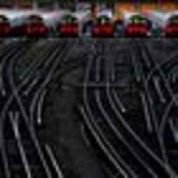 PM to hold cabinet crisis talks after rail union adds more Christmas strikes